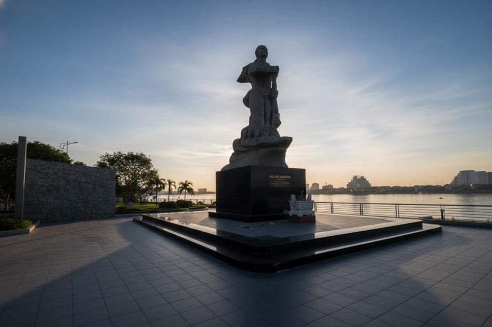 Tượng đài Mẹ Suốt